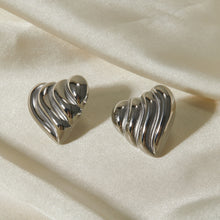 Carregar imagem no visualizador da galeria, Stainless Steel Heart Shape Stud Earrings
