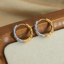 Carregar imagem no visualizador da galeria, 18K Gold-Plated Huggie Earrings
