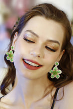 Carregar imagem no visualizador da galeria, Flower Shape Beaded Dangle Earrings
