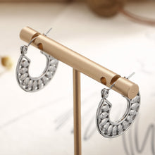 Carregar imagem no visualizador da galeria, Stainless Steel Cutout Leaf Shape Huggie Earrings
