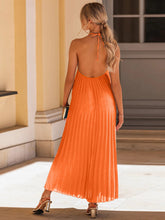 Carregar imagem no visualizador da galeria, Pleated Halter Neck Sleeveless Dress
