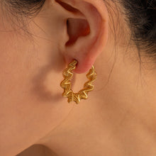 Carregar imagem no visualizador da galeria, Gold-Plated Stainless Steel C-Hoop Earrings
