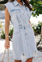 Carregar imagem no visualizador da galeria, Distressed Half Button Cap Sleeve Denim Dress
