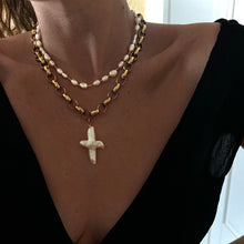 Carregar imagem no visualizador da galeria, Freshwater Pearl Brass Cross Pendant Necklace
