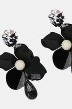 Carregar imagem no visualizador da galeria, Bloosom Flower and Teardrop Resin Dangle Earrings
