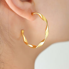 Carregar imagem no visualizador da galeria, Titanium Steel C-Hoop Earrings
