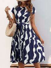 Carregar imagem no visualizador da galeria, Tied Pleated Printed Cap Sleeve Dress
