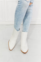 Carregar imagem no visualizador da galeria, MMShoes Love the Journey Stacked Heel Chelsea Boot in White
