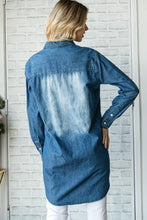 Carregar imagem no visualizador da galeria, Veveret Pocketed Button Up Washed Denim Shirt
