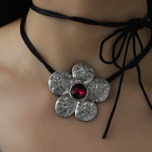 Carregar imagem no visualizador da galeria, Tied Alloy Rhinestone Flower Shape Necklace
