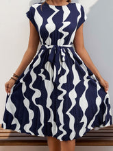 Carregar imagem no visualizador da galeria, Tied Pleated Printed Cap Sleeve Dress
