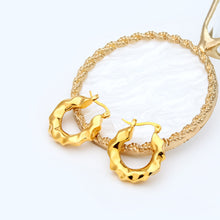 Carregar imagem no visualizador da galeria, Gold-Plated Huggie Earrings
