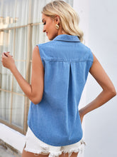 Carregar imagem no visualizador da galeria, Pocketed Button Up Sleeveless Denim Top
