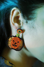 Carregar imagem no visualizador da galeria, Pumpkin Shape Beaded Dangle Earrings
