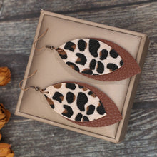 Carregar imagem no visualizador da galeria, Leaf Shape Leather Dangle Earrings
