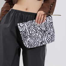 Carregar imagem no visualizador da galeria, Nylon Clutch with Zipper
