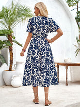 Carregar imagem no visualizador da galeria, Printed Surplice Short Sleeve Midi Dress
