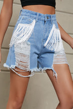 Carregar imagem no visualizador da galeria, Fringe Trim Distressed Denim Shorts with Pockets
