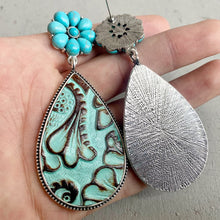 Carregar imagem no visualizador da galeria, Turquoise Flower Teardrop Earrings
