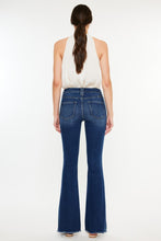 Carregar imagem no visualizador da galeria, Kancan Cat&#39;s Whiskers Raw Hem Flare Jeans
