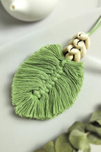 Carregar imagem no visualizador da galeria, Leaf Macrame Pendant Necklace
