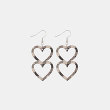 Carregar imagem no visualizador da galeria, Cutout Heart Shape Wood Earrings
