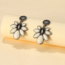 Carregar imagem no visualizador da galeria, Artificial Turquoise Flower Earrings
