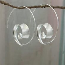 Carregar imagem no visualizador da galeria, Spiral Design Hoop Earrings
