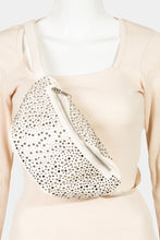 Carregar imagem no visualizador da galeria, Fame Studded Crossbody Bag
