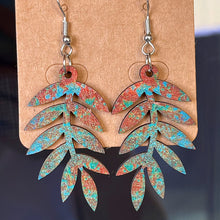 Carregar imagem no visualizador da galeria, Wooden Dangle Earrings
