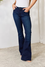 Carregar imagem no visualizador da galeria, Kancan Full Size Mid Rise Flare Jeans
