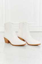 Carregar imagem no visualizador da galeria, MMShoes Watertower Town Faux Leather Western Ankle Boots in White
