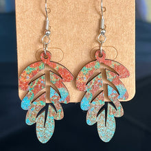 Carregar imagem no visualizador da galeria, Wooden Dangle Earrings
