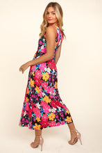 Carregar imagem no visualizador da galeria, Haptics Pocketed Floral Round Neck Sleeveless Midi Dress
