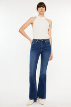 Carregar imagem no visualizador da galeria, Kancan Cat&#39;s Whiskers Raw Hem Flare Jeans
