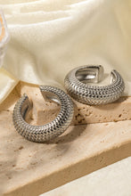 Carregar imagem no visualizador da galeria, Scale Stainless Steel Cuff Earrings
