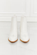 Carregar imagem no visualizador da galeria, MMShoes Love the Journey Stacked Heel Chelsea Boot in White
