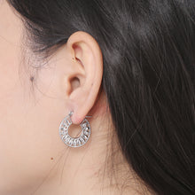 Carregar imagem no visualizador da galeria, Stainless Steel Cutout Leaf Shape Huggie Earrings
