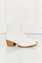 Carregar imagem no visualizador da galeria, MMShoes Watertower Town Faux Leather Western Ankle Boots in White
