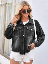 Carregar imagem no visualizador da galeria, Pearl Trim Raw Hem Denim Jacket
