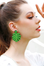 Carregar imagem no visualizador da galeria, Beaded Banana Leaf Earrings
