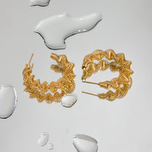 Carregar imagem no visualizador da galeria, Gold-Plated Stainless Steel C-Hoop Earrings
