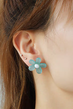 Carregar imagem no visualizador da galeria, Flower Shape Resin Earrings
