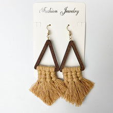 Carregar imagem no visualizador da galeria, Tassel Detail Geometric Earrings
