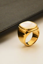 Carregar imagem no visualizador da galeria, Stainless Steel 18K Gold-Plated Inlaid Shell Ring
