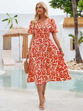 Carregar imagem no visualizador da galeria, Printed Surplice Short Sleeve Midi Dress
