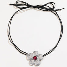 Carregar imagem no visualizador da galeria, Tied Alloy Rhinestone Flower Shape Necklace
