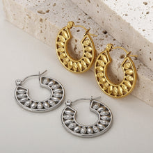 Carregar imagem no visualizador da galeria, Stainless Steel Cutout Leaf Shape Huggie Earrings
