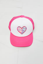 Carregar imagem no visualizador da galeria, Fame Falling For You Trucker Hat in Pink
