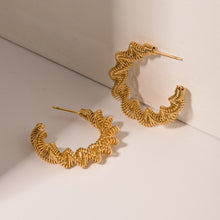 Carregar imagem no visualizador da galeria, Gold-Plated Stainless Steel C-Hoop Earrings
